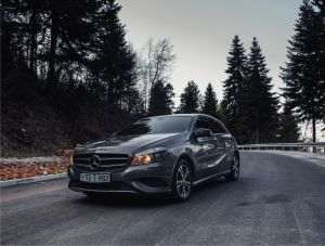 Vânzările totale ale Mercedes scad, dar livrările de vehicule electrice au o creştere record